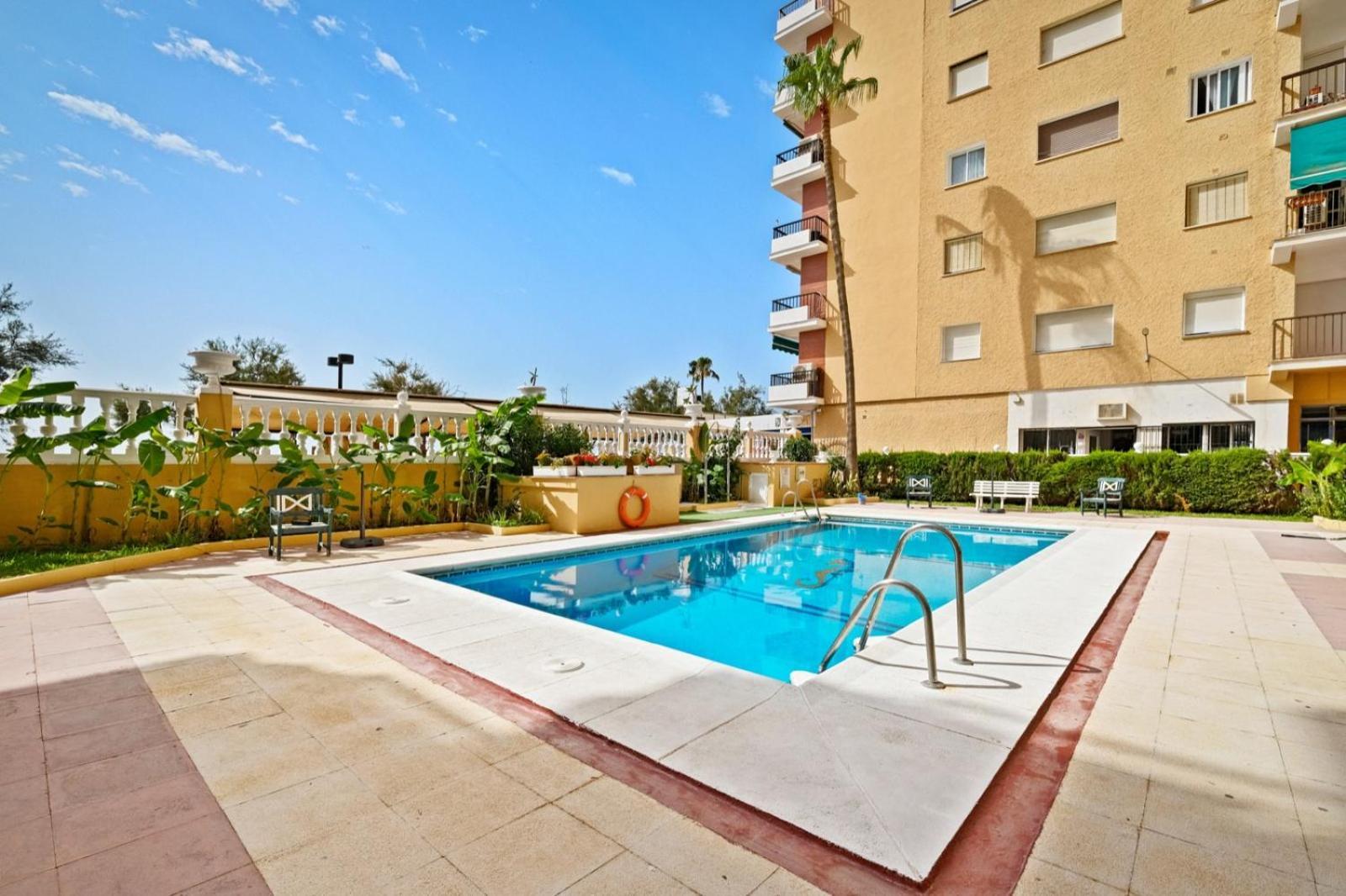 Apartamento Con Piscina En La Primera Linea De Playa De Fuengirola Exteriör bild